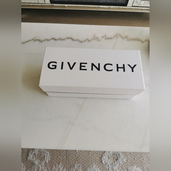 Givenchy box (empty) - Picture 1 of 4